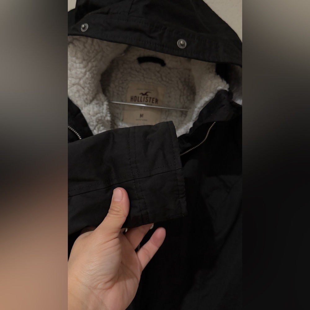 Hollister women’s black color jacket size med has a hoodie - Picture 16 of 16